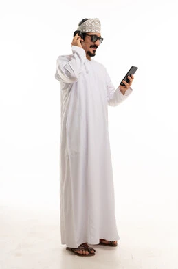 رجل عماني يرتدي سماعات ويستخدم الهاتف الذكي