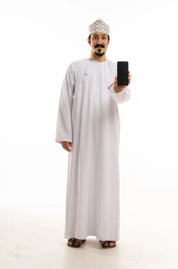 رجل عماني يحمل هاتف ذكي بخلفية بيضاء