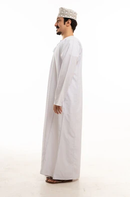 رجل عماني بالدشداشة التقليدية والكمة في الاستوديو