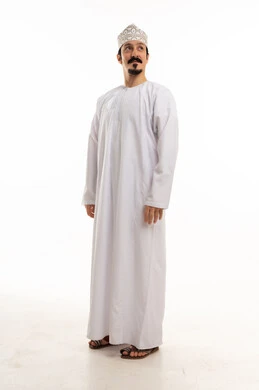 رجل عماني بالزي التقليدي أمام خلفية بيضاء