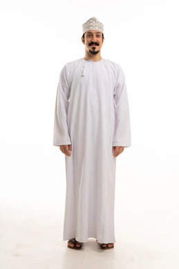 رجل عُماني بالزي التقليدي والدشداشة خلفية بيضاء