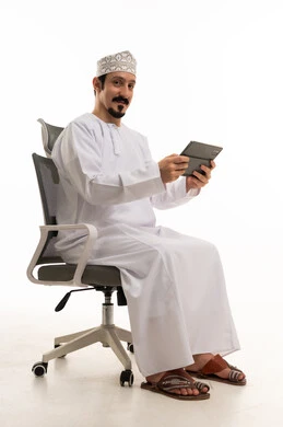 رجل عماني بجهاز لوحي على خلفية بيضاء
