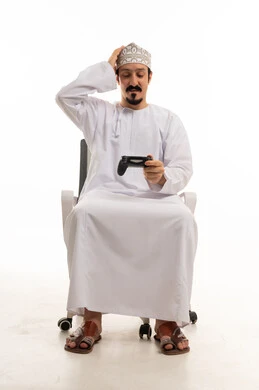 رجل عماني محبط يلعب ألعاب الفيديو بخلفية بيضاء
