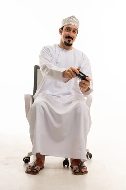 رجل عماني يلعب ألعاب الفيديو بخلفية بيضاء