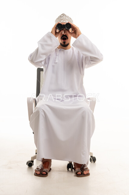 رجل عماني مع منظار على خلفية بيضاء