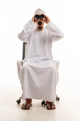 رجل عماني مع منظار على خلفية بيضاء