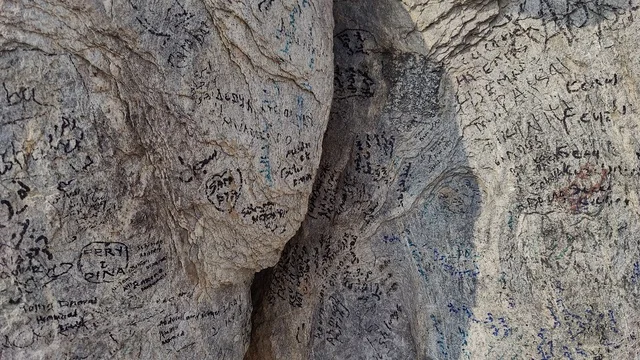 صخور منقوشة في موقع جبل عرفات التاريخي صخور منقوشة في موقع جبل عرفات التاريخي