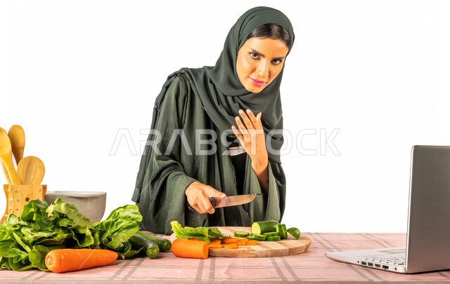 بورتريه لمرأة خليجية سعودية، تقف أمام طاولة عليها مجموعة من الخضراوات الطازجة، إجراء مكالمة فيديو عبر جهاز الحاسوب المحمول، مشاركة تحضير الوصفات على مواقع التواصل الاجتماعي، إعداد السلطات والأطباق الصحية، مفهوم النظام الغذائي الصحي، بث مباشر