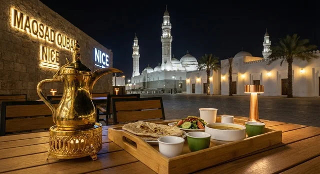 عشاء وقهوة عربية في مقصد قباء بالمدينة المنورة ليلاً