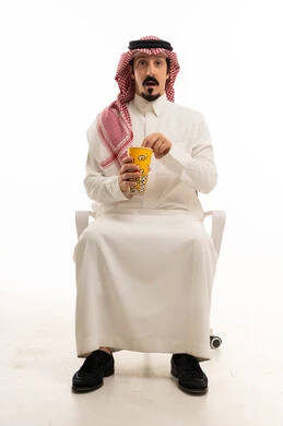 رجل سعودي مندهش مع فشار بخلفية بيضاء