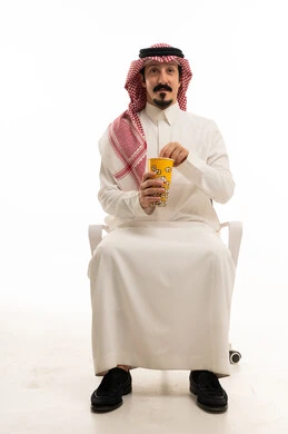 رجل سعودي بالزي التقليدي يحمل فشار