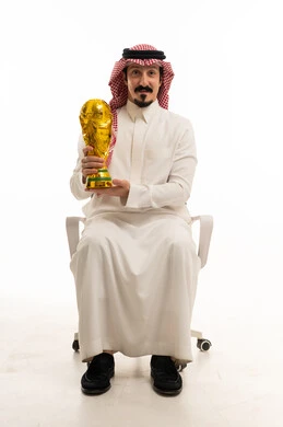رجل سعودي يمسك كأس العالم الذهبي على خلفية بيضاء رجل سعودي يمسك كأس العالم الذهبي على خلفية بيضاء