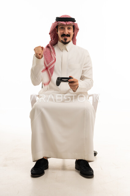 رجل سعودي يحتفل بالفوز في ألعاب الفيديو