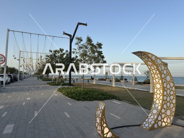 زينة هلال رمضان في ممشى همس بكورنيش الدمام