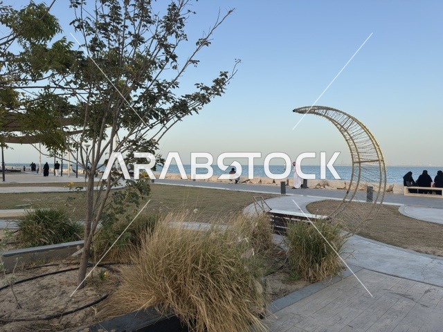 مجسم هلال رمضان في ممشى همس بكورنيش الدمام