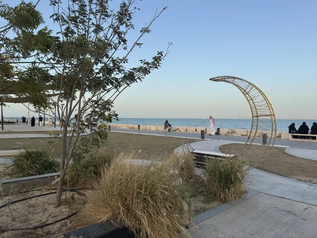 مجسم هلال رمضان في ممشى همس بكورنيش الدمام