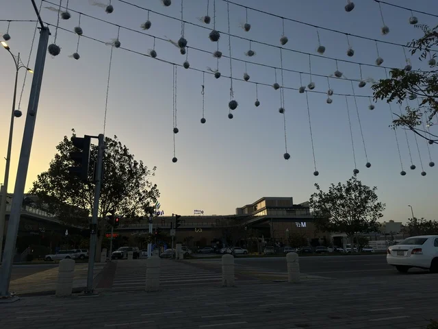 زينة رمضان في ممشى همس بكورنيش الدمام وقت الغروب