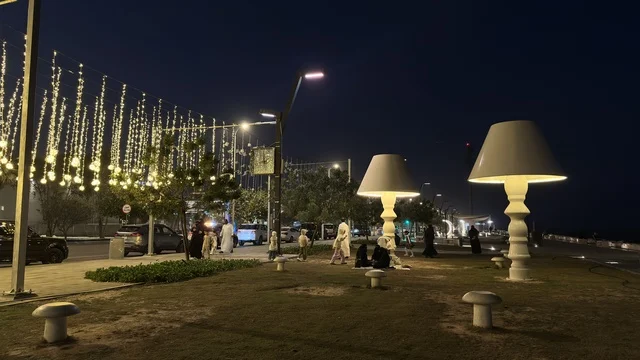 زينة رمضان في ممشى همس بكورنيش الدمام ليلاً