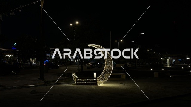 هلال رمضان مضيء في كورنيش الدمام ليلاً