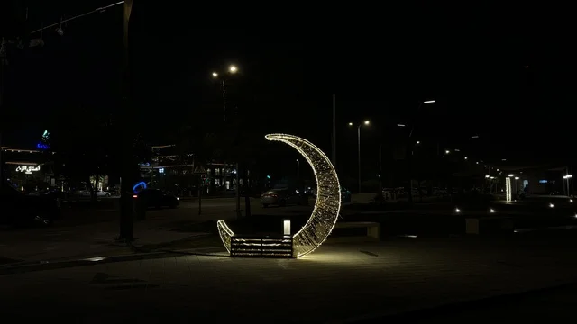 هلال رمضان مضيء في كورنيش الدمام ليلاً