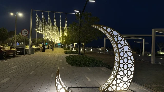 زينة هلال رمضان في كورنيش الدمام ليلاً