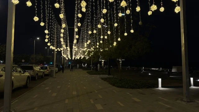 زينة رمضان في ممشى همس بكورنيش الدمام ليلاً