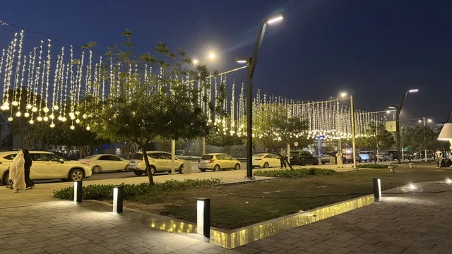 زينة رمضان في ممشى همس بكورنيش الدمام ليلاً