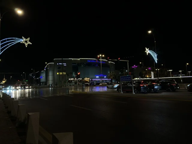 الشارع الأول مدينة الدمام السعودية مشهد ليلي للمرور