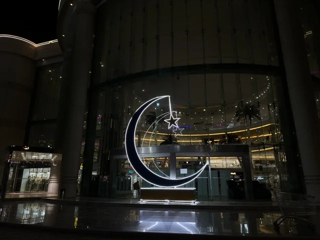 مجسم هلال رمضان في الشارع الأول بالدمام ليلاً