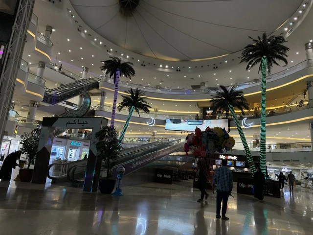 التصميم الداخلي لمجمع تجاري في الدمام السعودية