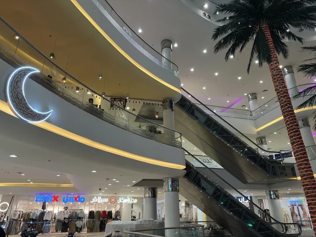 التصميم الداخلي لمركز تسوق حديث في الدمام السعودية