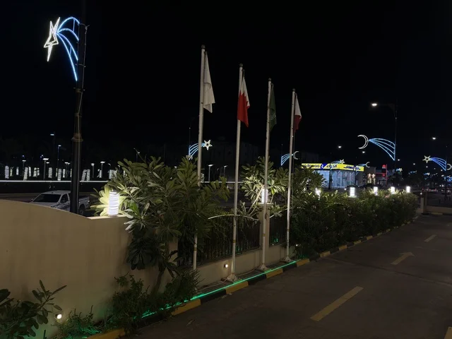 الشارع الأول الدمام بالليل مع زينة وأعلام