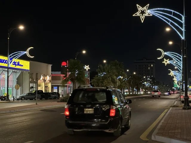 الشارع الأول الدمام مع زينة النجوم والأهلة ليلاً