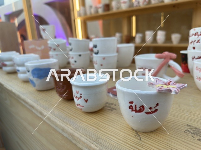 أكواب سيراميك يدوية بخط عربي في إثراء الظهران