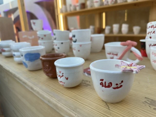 أكواب سيراميك يدوية بخط عربي في إثراء الظهران