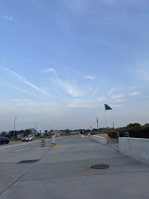 طريق مدخل إثراء الظهران مع علم السعودية