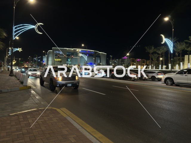 الشارع الأول في الدمام وحركة المرور والإنارة الليلية