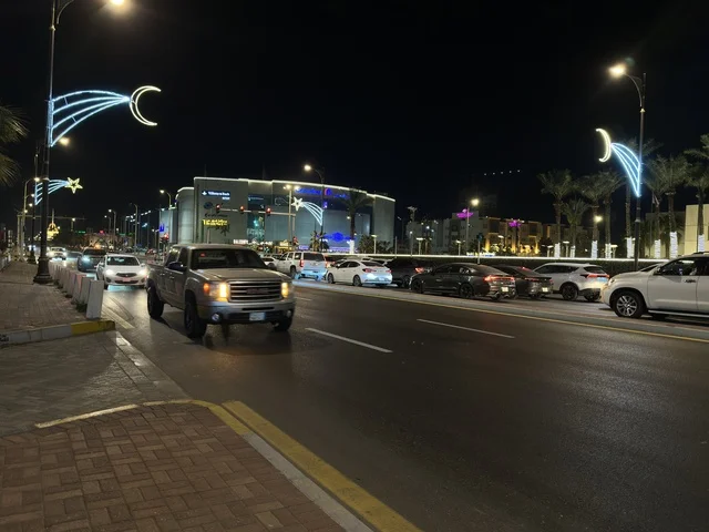 الشارع الأول في الدمام وحركة المرور والإنارة الليلية