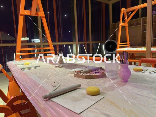 ورشة عمل الفخار في إثراء الظهران مع أدوات الصلصال