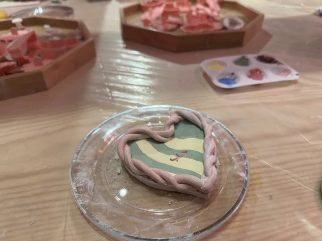 عمل يدوي من الصلصال في مركز إثراء الظهران