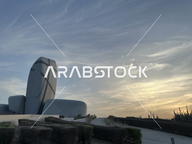 مركز إثراء الظهران عمارة حديثة وقت الغروب