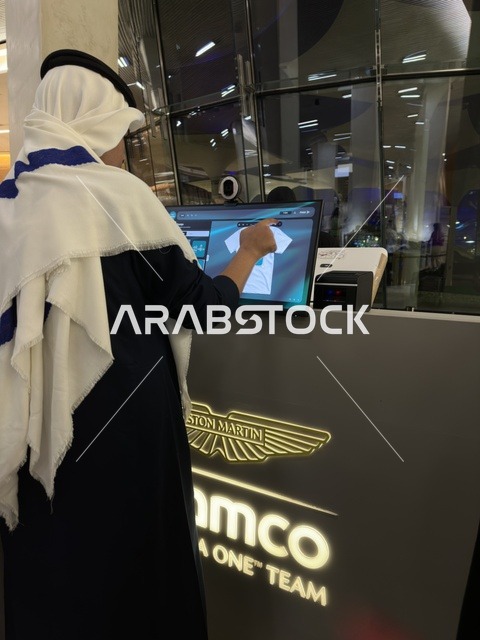 رجل سعودي في إثراء الظهران يستخدم شاشة لمس