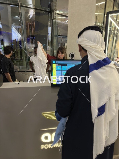 رجل سعودي في مكتب استقبال مركز إثراء بمدينة الظهران