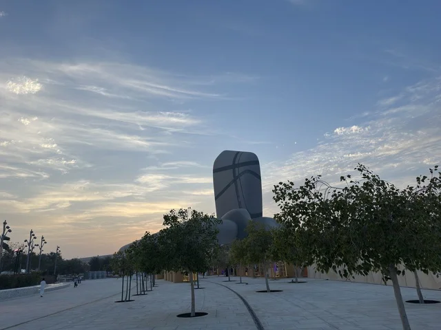 مركز إثراء في الظهران وقت الغروب