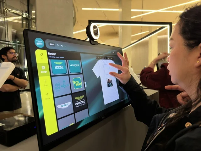 امرأة تستخدم شاشة تفاعلية رقمية في مركز إثراء بالظهران