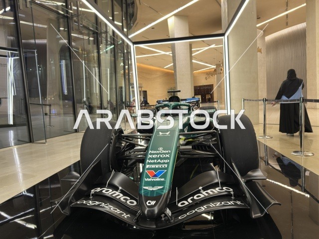 سيارة فورمولا 1 في مركز إثراء بالظهران