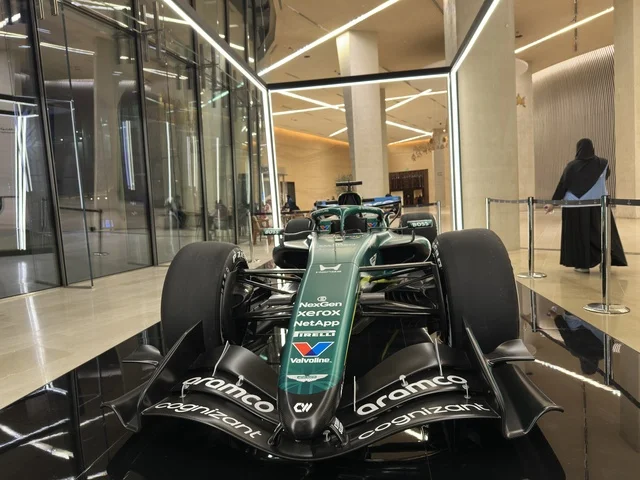 سيارة فورمولا 1 في مركز إثراء بالظهران