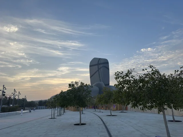 مركز إثراء الظهران العمارة الحديثة وقت الغروب