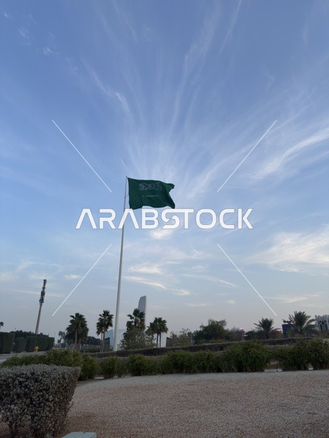 علم السعودية في مركز إثراء بالظهران مع السماء