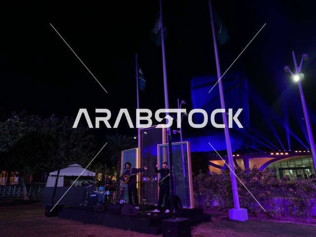 أداء موسيقي حي في مركز إثراء الظهران في الليل